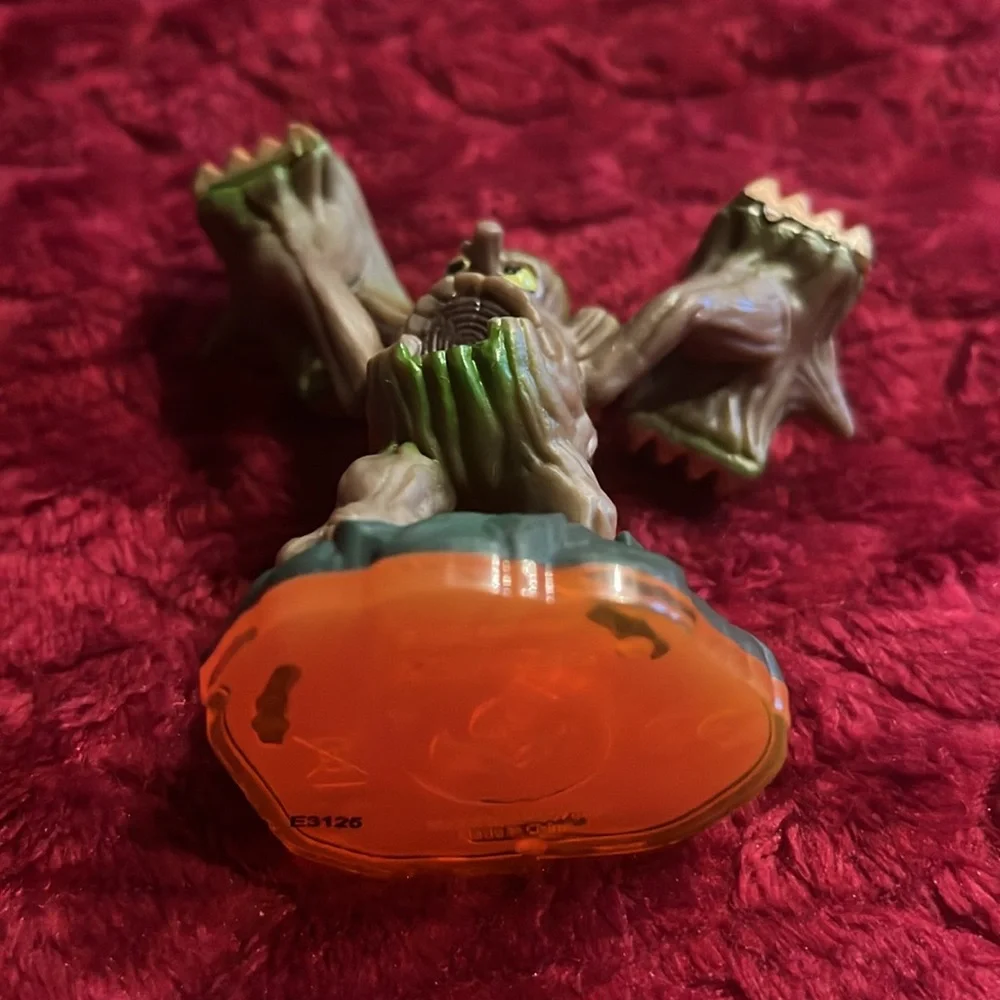 Skylanders Giants Cynder Figure with code sticker card